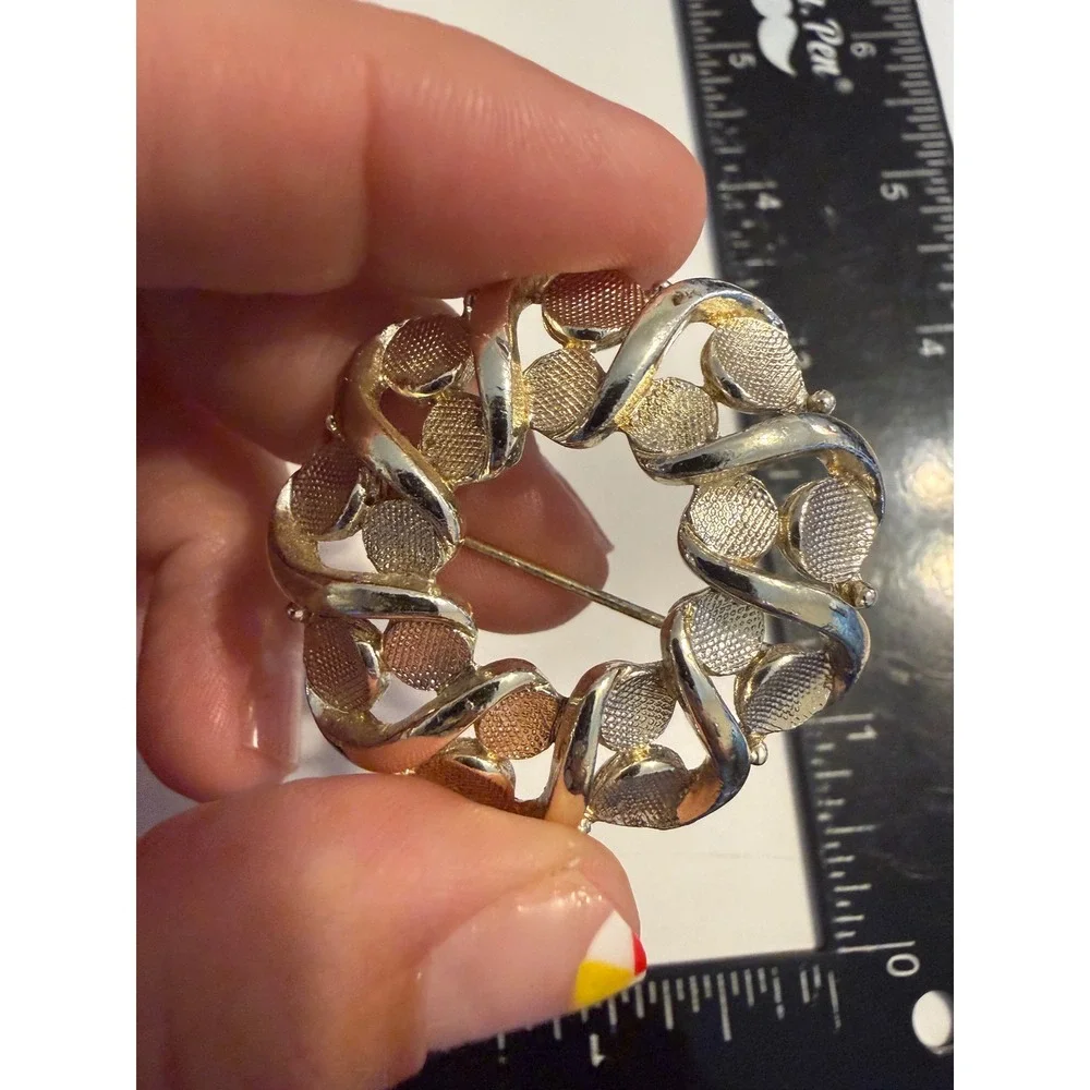 Vintage Gold Tone Wreath Brooch Textured Openwork Circle Pin 1.5 Inch